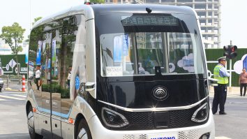 „Acesta este viitorul”. Capitala sud-coreeană lansează prima linie de autobuz fără șofer care arată ca o piesă Lego