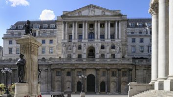 Banca Angliei face cea mai mare majorare a dobânzii din ultimii 30 de ani