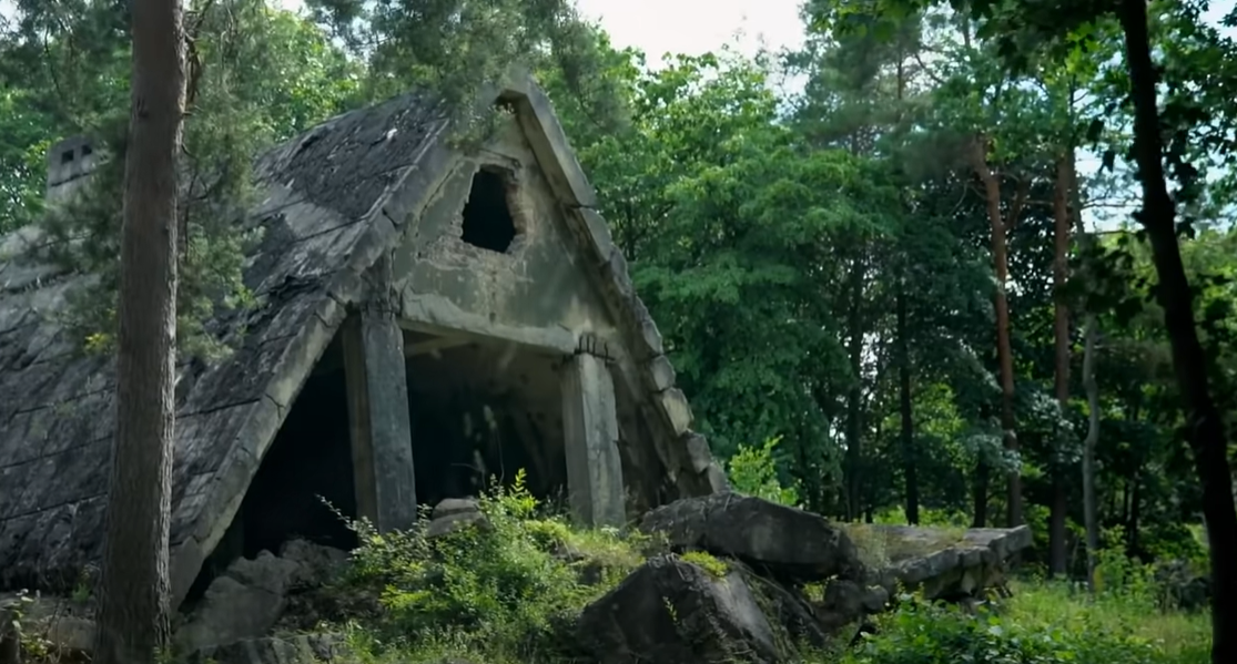 „Buncărul lui Hitler” care are propriile tranșee și stații de arme este scos la vânzare