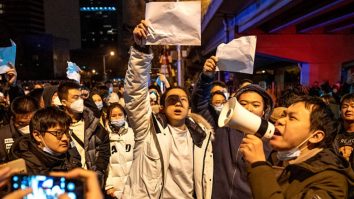 Protestele față de regulile dure de izolare se intensifică în China. Un jurnalist britanic a fost „bătut și lovit de poliție”