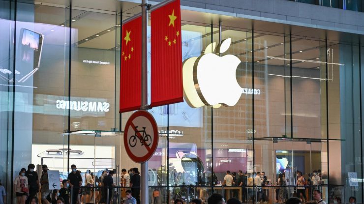 China îi îndeamnă pe veteranii militari să lucreze la fabrica iPhone