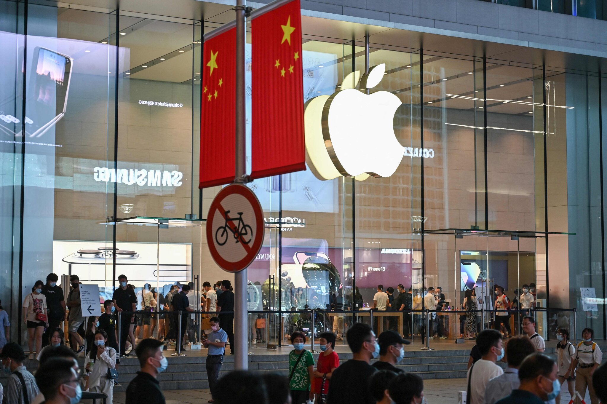 China îi îndeamnă pe veteranii militari să lucreze la fabrica iPhone