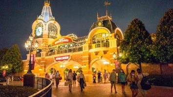 Vizitatorii de la Disney Resort au fost sfătuiți să rămână acasă după ce un singur caz de COVID a determinat închiderea parcului