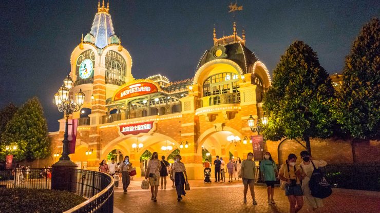 Vizitatorii de la Disney Resort au fost sfătuiți să rămână acasă după ce un singur caz de COVID a determinat închiderea parcului