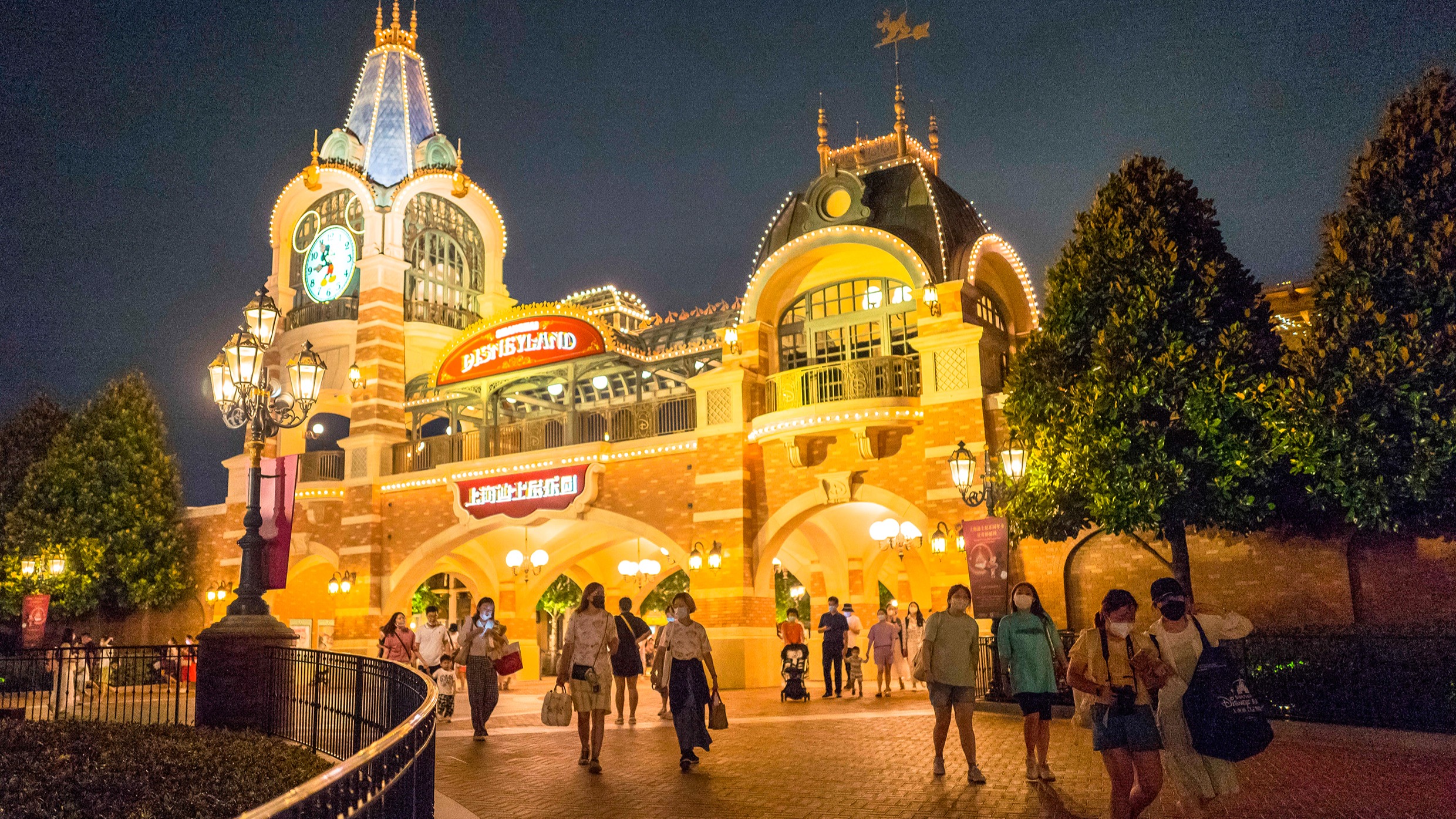 Vizitatorii de la Disney Resort au fost sfătuiți să rămână acasă după ce un singur caz de COVID a determinat închiderea parcului