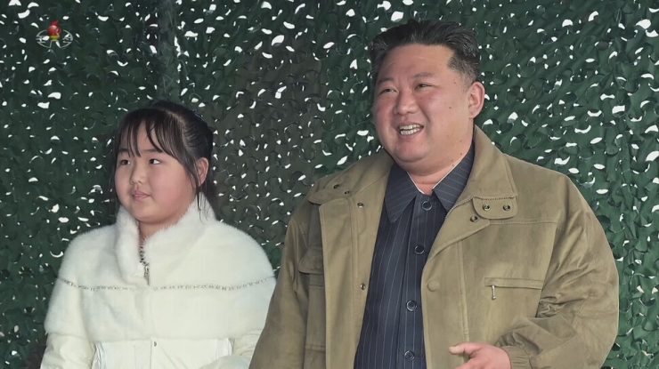 Cine este fiica lui Kim Jong-un, văzută pentru prima dată la lansarea unei rachete?