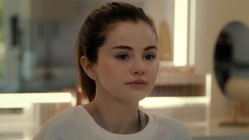 Selena Gomez a izbucnit în lacrimi din cauză că simptomele lupusului se agravează. Se trezește dimineața din cauza durerii