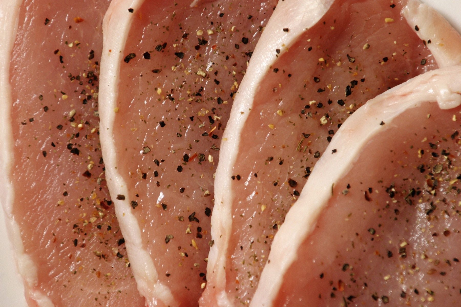 Așa-numitul TEST AL DEGETELOR îți arată dacă carnea ambalată din supermarket este proaspătă sau veche. Cum se face?