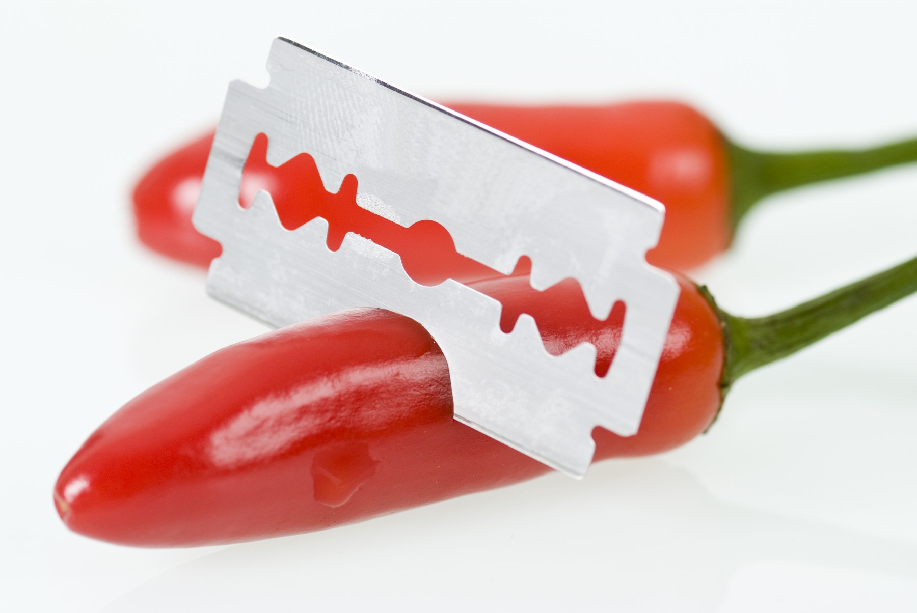 Experiment: Acizii din stomacul uman sunt atât de puternici încât pot dizolva o lamă de ras