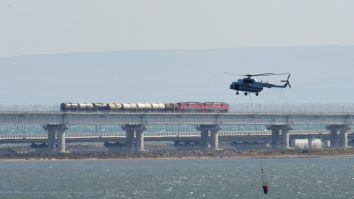 VIDEO. O plimbare deosebită cu „trenul plutitor”, la mare căutare în Thailanda