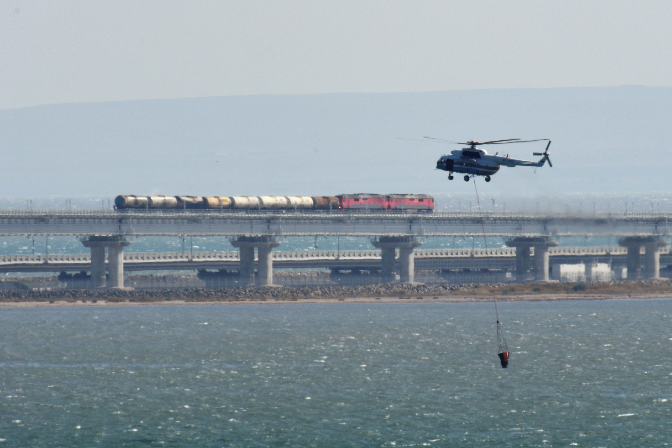 VIDEO. O plimbare deosebită cu „trenul plutitor”, la mare căutare în Thailanda