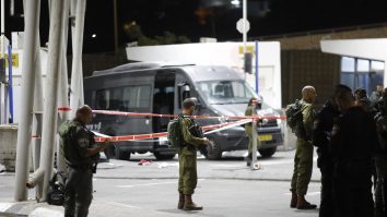 VIDEO. Atac armat în SUA: Trei morți și doi răniți. Agresorul este liber