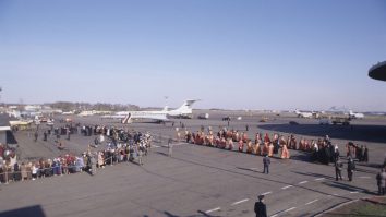 VIDEO. Activiştii de mediu blochează avioanele private pe aeroportul Schiphol din Amsterdam