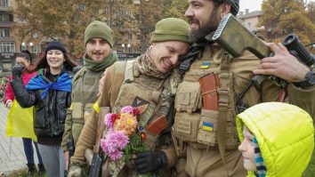 Trupele ucrainene au fost întâmpinate cu flori în Herson după retragerea Rusiei