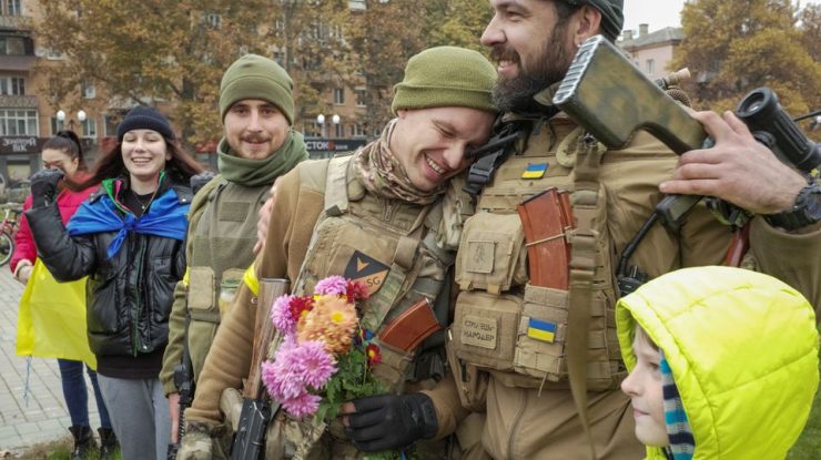 Trupele ucrainene au fost întâmpinate cu flori în Herson după retragerea Rusiei