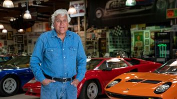 Comediantul Jay Leno a suferit arsuri grave după ce mașina sa a luat foc în garajul unei case din Los Angeles