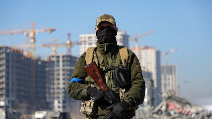 Kievul spune că va investiga un videoclip care pare să arate trupe rusești care se predau și ar fi împușcate