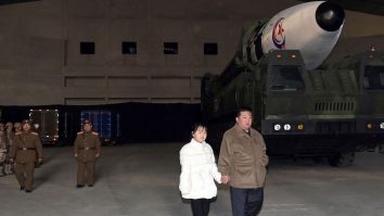 Kim Jong Un a apărut alături de fiica sa la lansare rachetei din Coreea de Nord