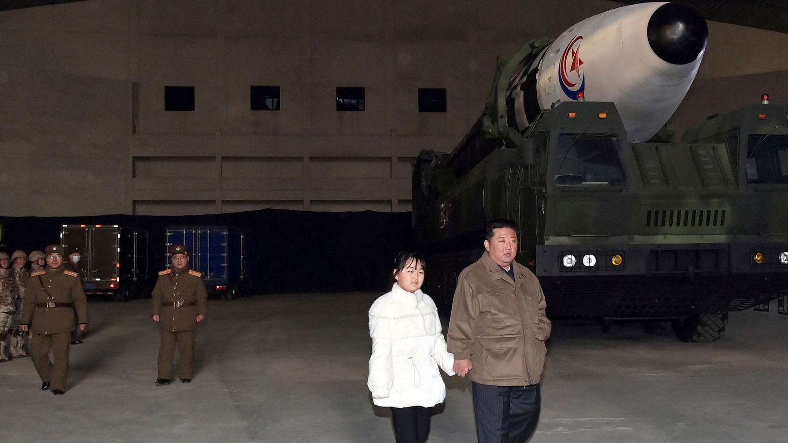 Kim Jong Un a apărut alături de fiica sa la lansare rachetei din Coreea de Nord