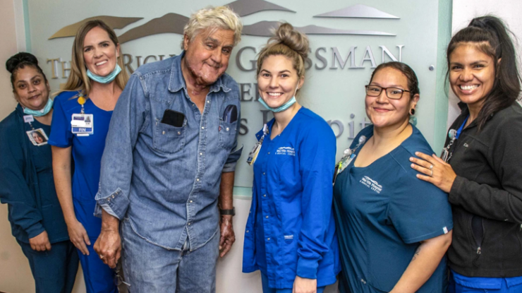 Jay Leno a postat imagini când a fost externat din spital după ce a fost ars într-un incendiu în garajul său din California