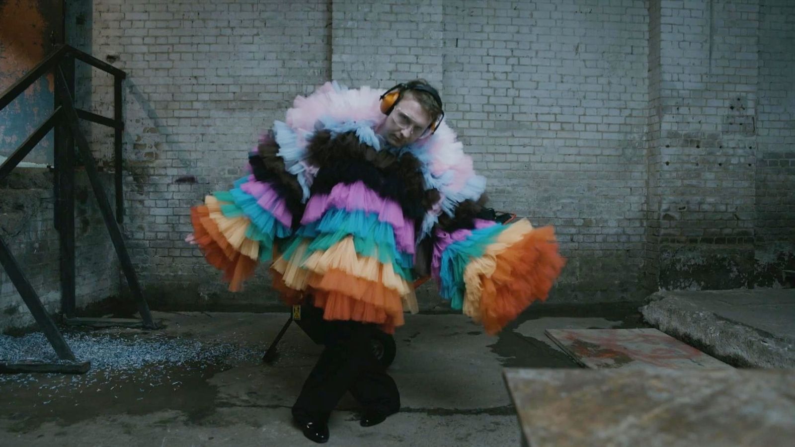 Joe Lycett a distrus 10.000 de lire sterline după ce David Beckham a refuzat să se retragă din contractul său de 10 milioane de lire sterline