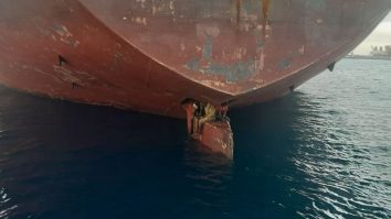 O imagine șocantă arată trei pasageri salvați după ce au petrecut 11 zile pe cârma unui petrolier