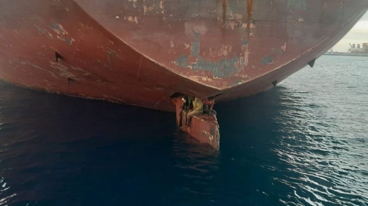 O imagine șocantă arată trei pasageri salvați după ce au petrecut 11 zile pe cârma unui petrolier