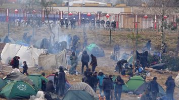 Franța și Marea Britanie semnează un nou acord privind trecerea migranților prin Canalul Mânecii