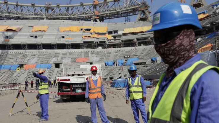 Un oficial de rang înalt din Qatar a estimat că numărul deceselor muncitorilor în timpul Cupei Mondiale este între 400 și 500