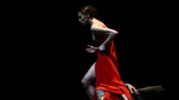 „Deschide-ți sufletul”: Poveștile refugiaților din Ucraina pe scena din Varșovia