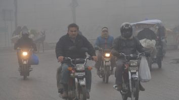 India închide școlile din New Delhi din cauza poluării excesive care sufocă orașul