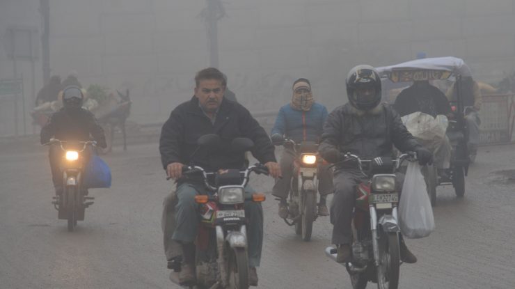 India închide școlile din New Delhi din cauza poluării excesive care sufocă orașul