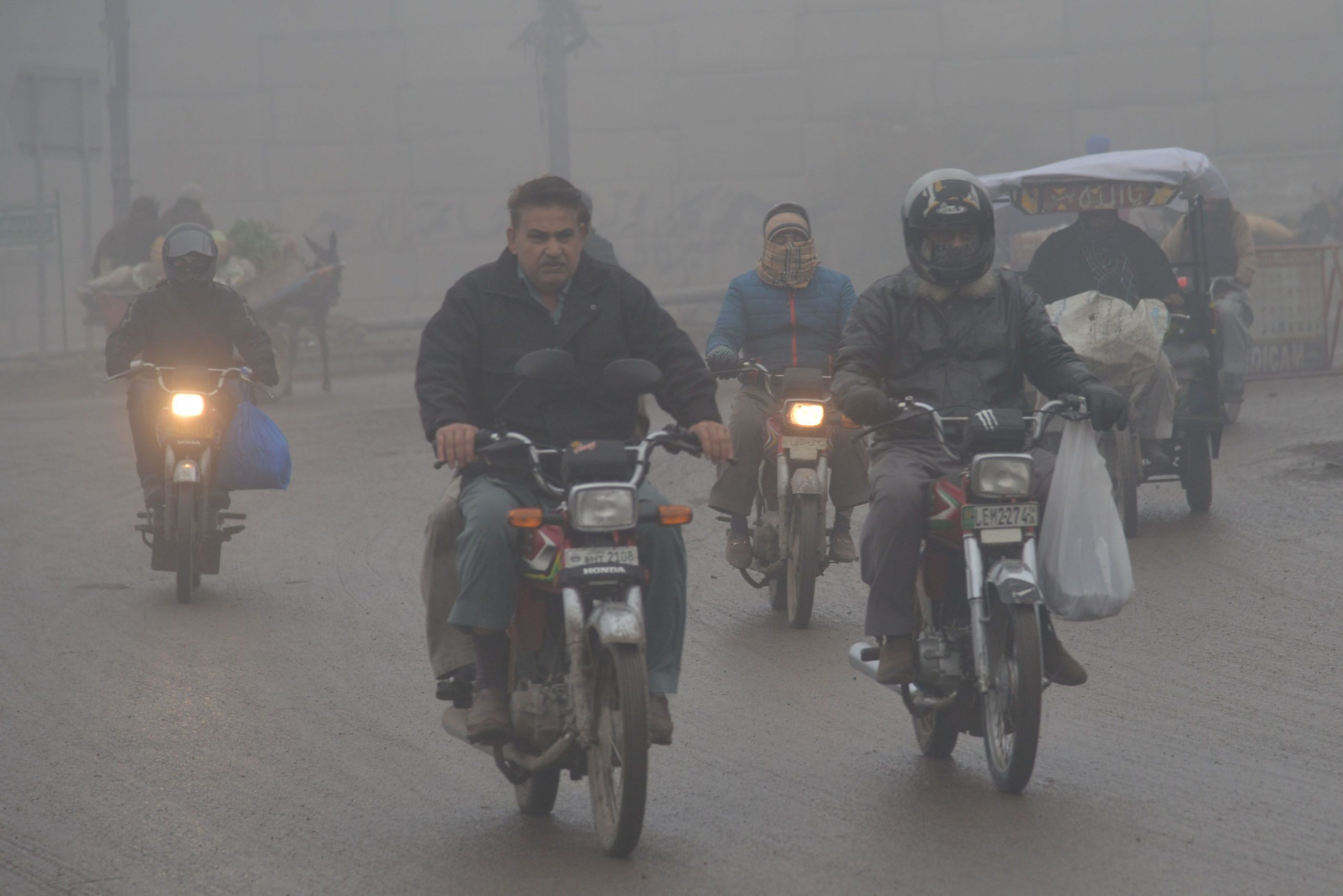 India închide școlile din New Delhi din cauza poluării excesive care sufocă orașul