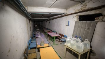 O școală din Ucraina este încremenită în timp după ce a fost folosită ca adăpost antiatomic pe parcursul a nouă luni