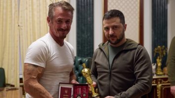 Sean Penn i-a oferit o statuetă de Oscar lui  Zelenski: „Când veți câștiga, aduceți-o înapoi în Malibu”