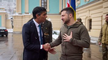 Premierul britanic Rishi Sunak face o vizită surpriză la Kiev, cu promisiunea că va trimite 125 de tunuri antiaeriene