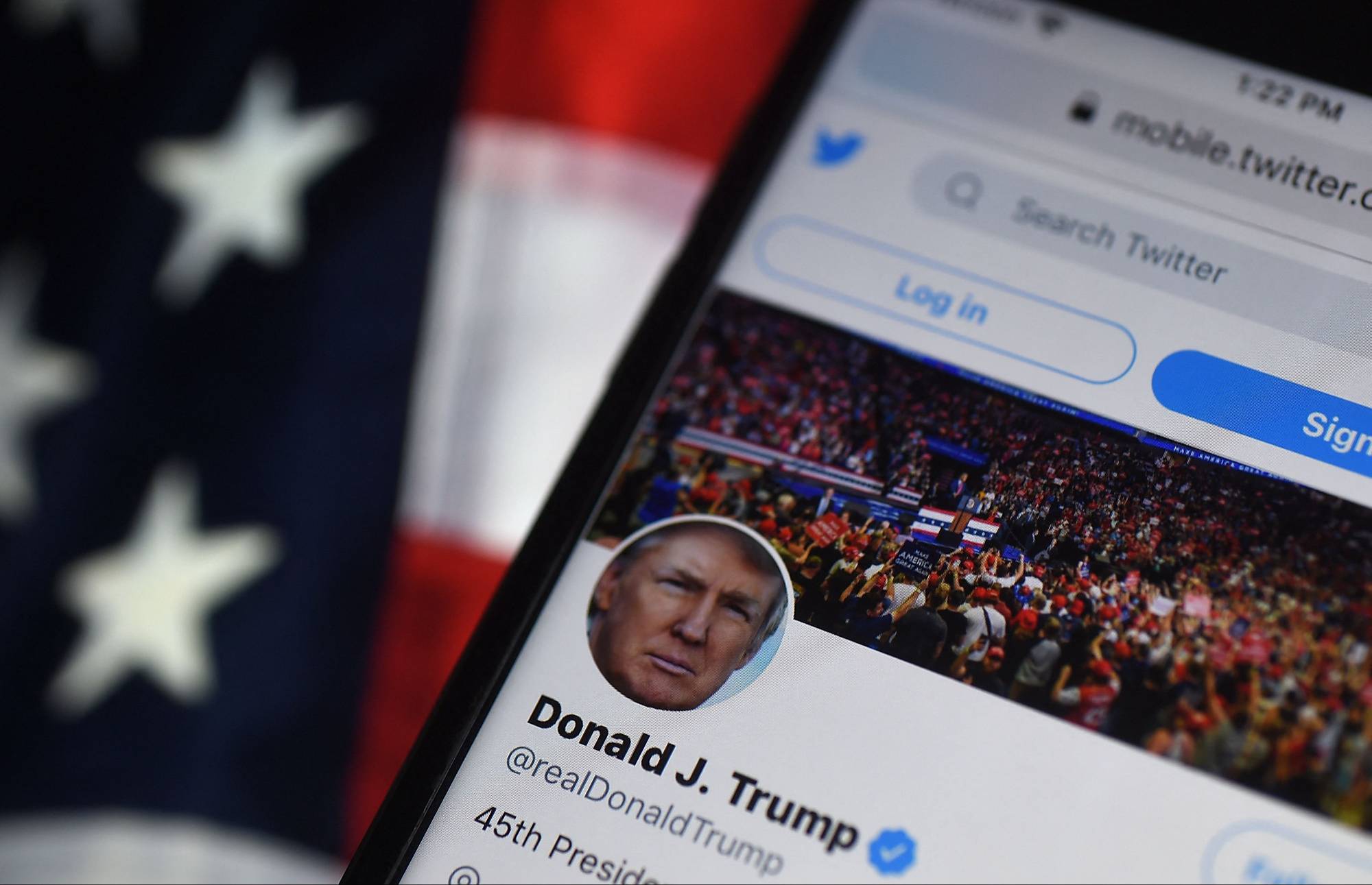 Donald Trump revine pe Twitter la aproape 2 ani după ce a fost interzis în urma unui sondaj al lui Elon Musk