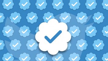 Musk spune că Twitter va lansa semne de verificare aurii și gri alături de marcajul albastru, într-o mișcare „dureroasă, dar necesară”