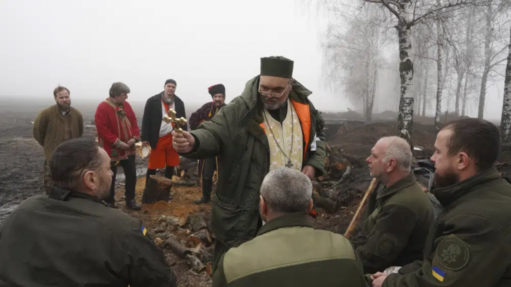 Războiul din Ucraina, ziua 306. Mulți ucraineni sărbătoresc în acest an Crăciunul pe stil nou. Putin susține că Moscova este pregătită pentru discuții de pace, în timp ce atacurile continuă