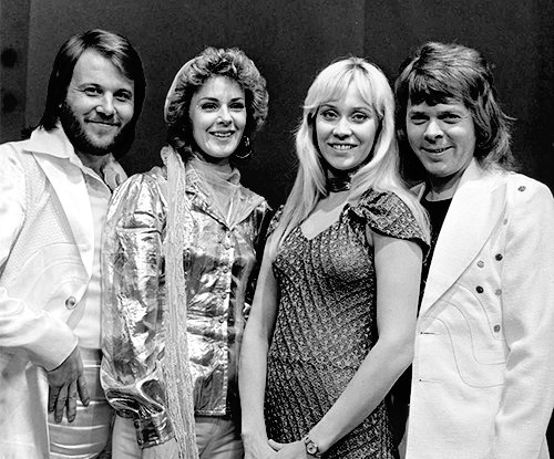Oldies but Goldies: Abba, Cher și Bee Gees vor să strălucească pentru totdeauna ca holograme