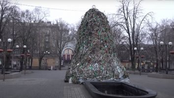 Bradul de Crăciun din timpul războiului din Ucraina, realizat din plase de camuflaj, expus la  Nikolaiev