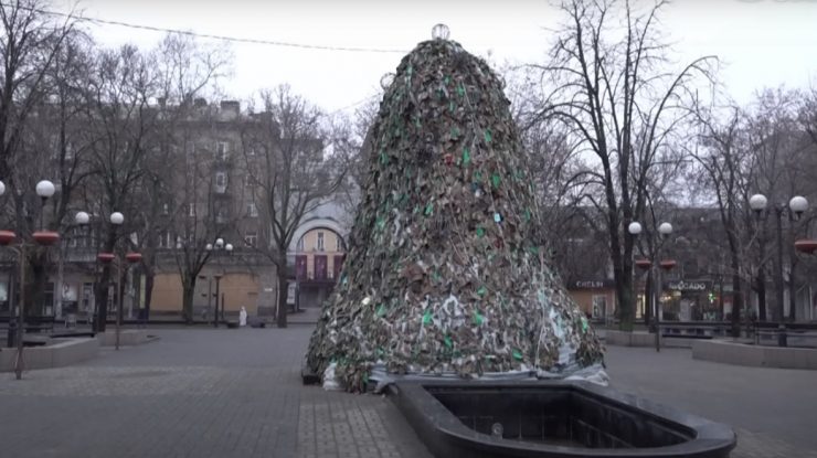 Bradul de Crăciun din timpul războiului din Ucraina, realizat din plase de camuflaj, expus la  Nikolaiev