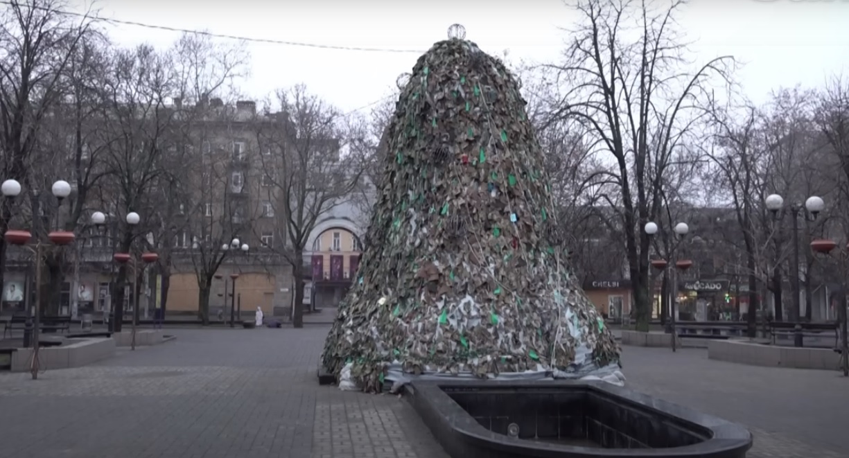 Bradul de Crăciun din timpul războiului din Ucraina, realizat din plase de camuflaj, expus la  Nikolaiev