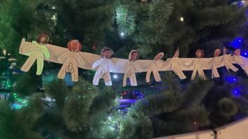 „Dușmanii Rusiei”: Zelenski și Macron pe post de decorațiuni pentru bradul de Crăciun