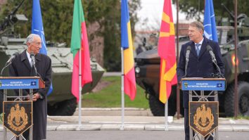 Iohannis a mers la Caracal cu președintele Portugaliei: Contingentul portughez din Caracal contribuie la consolidarea posturii NATO