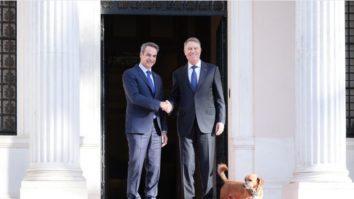 Iohannis, întâmpinat în Grecia de premierul Mitsotakis și de câinele său „Peanut”