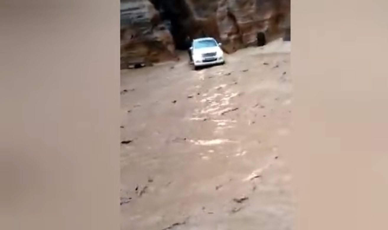 Inundaţii şi ploi torenţiale în Iordania. Sute de turişti evacuaţi de la Petra