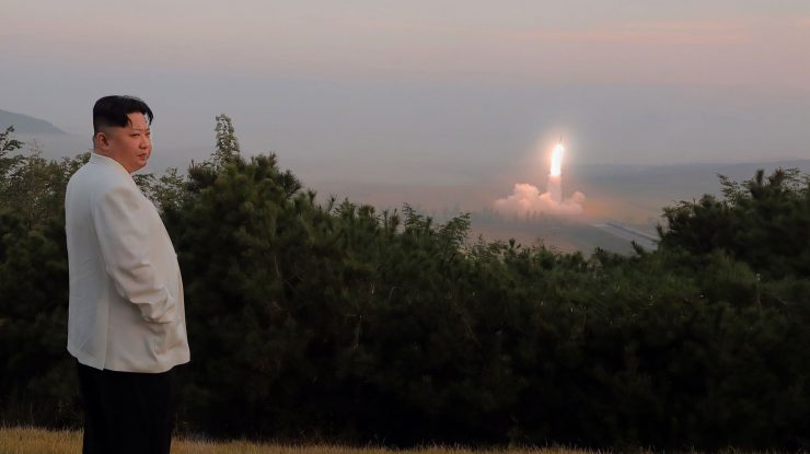 Coreea de Nord testează un „motor cu combustibil solid de mare putere” în prezența lui Kim Jong Un