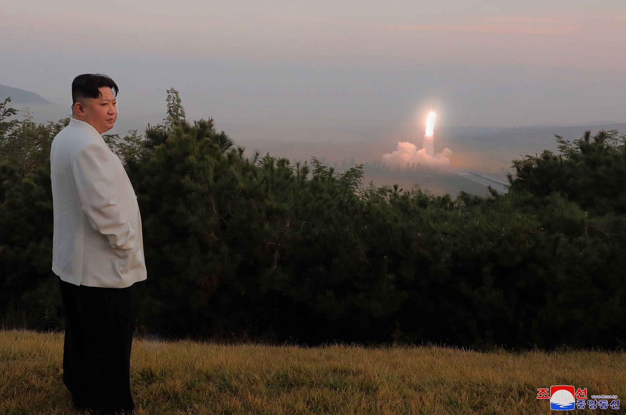 Coreea de Nord testează un „motor cu combustibil solid de mare putere” în prezența lui Kim Jong Un