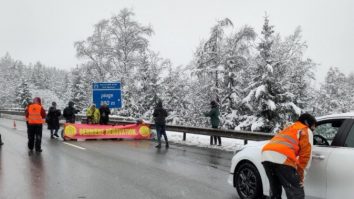 VIDEO. Activiștii de mediu din Franța și Italia au blocat tunelul Mont Blanc